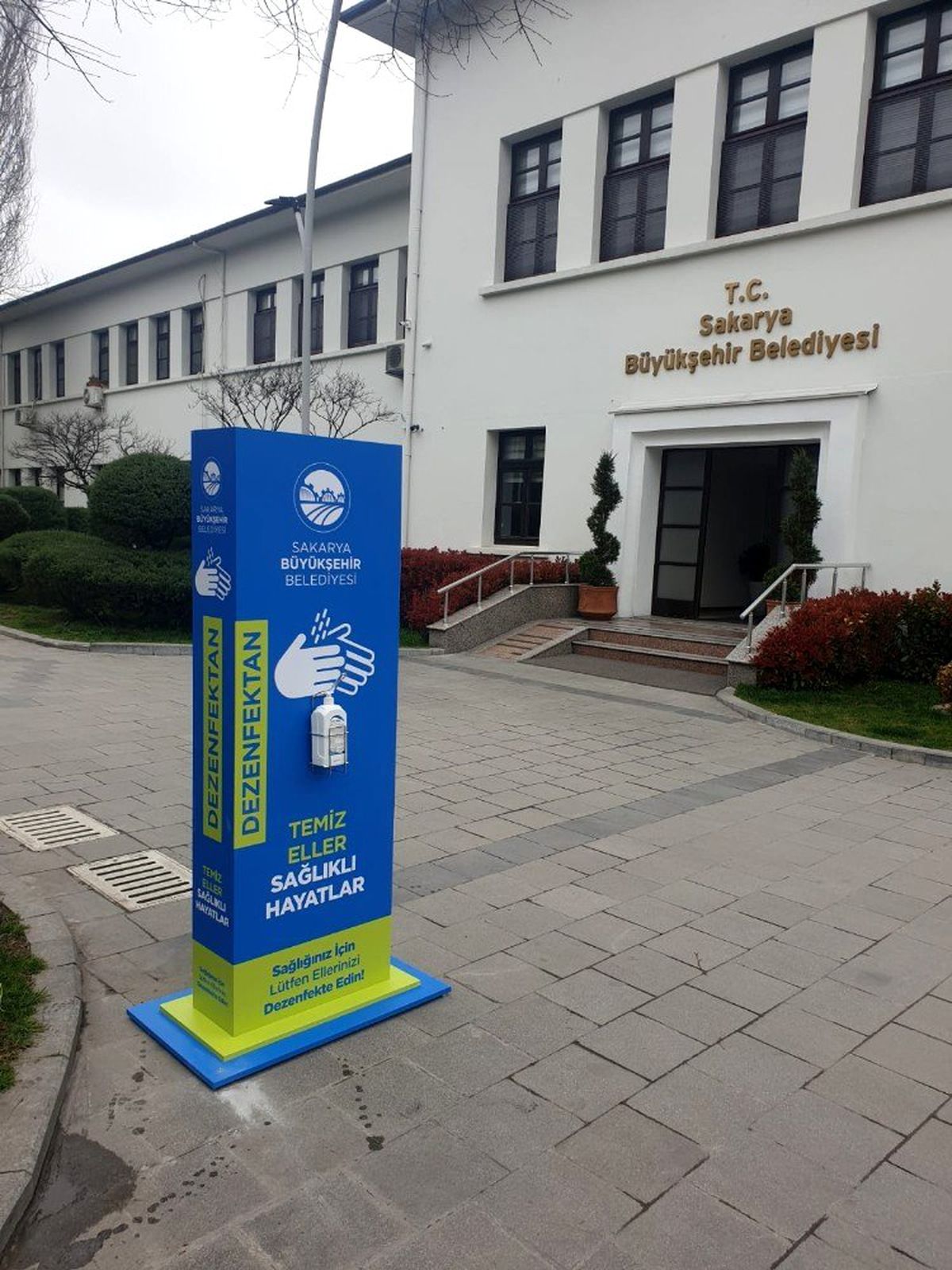 Sakaryq\'da muhtelif noktalara dezenfektan otomatları eklendi