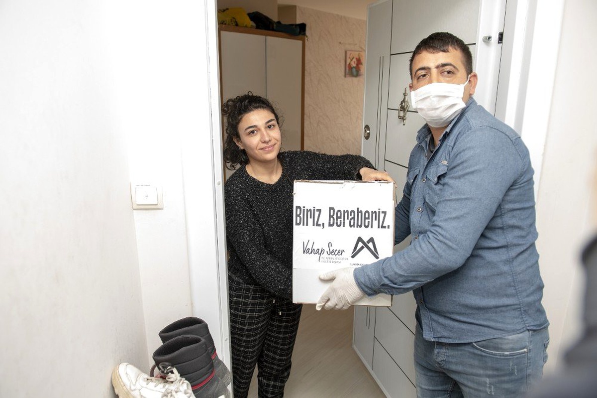 Salgın nedeniyle ülkelerine dönemeyen Azerbaycanlı öğrencilere gıda yardımı