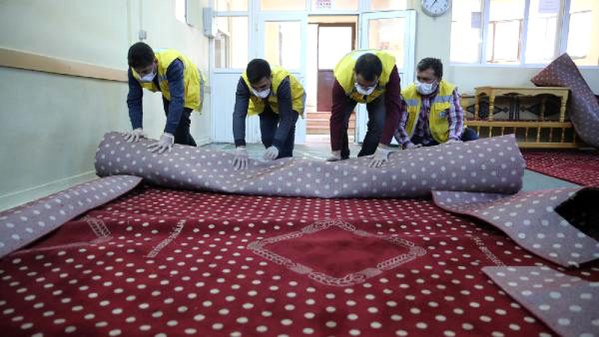 Şanlıurfa\'da araçlar dezenfekte ediliyor, parklar kullanıma kapatıldı
