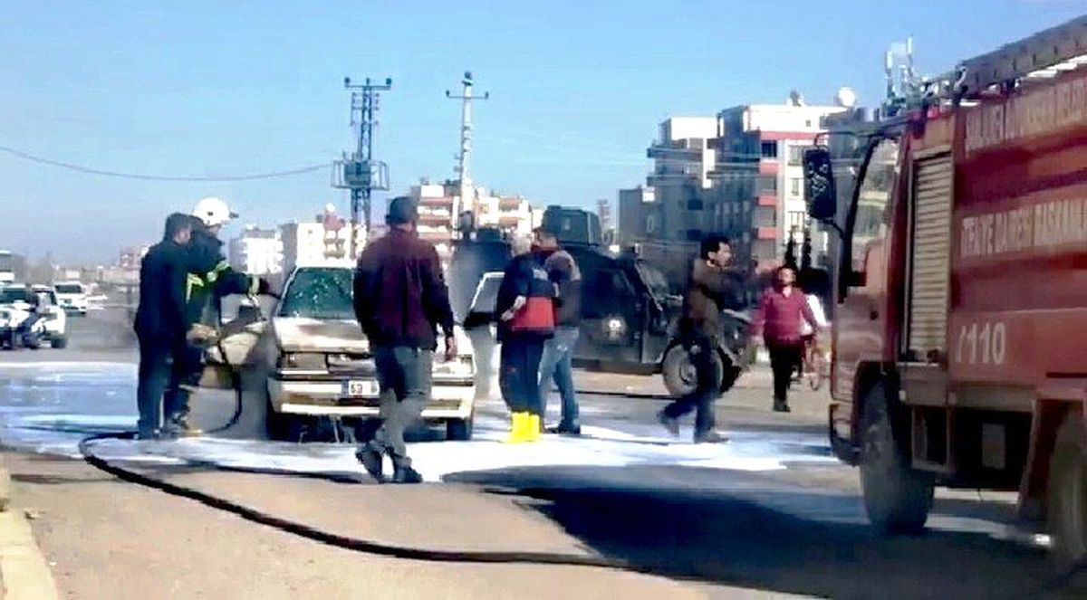Şanlıurfa\'da seyir halindeki araç alev aldı