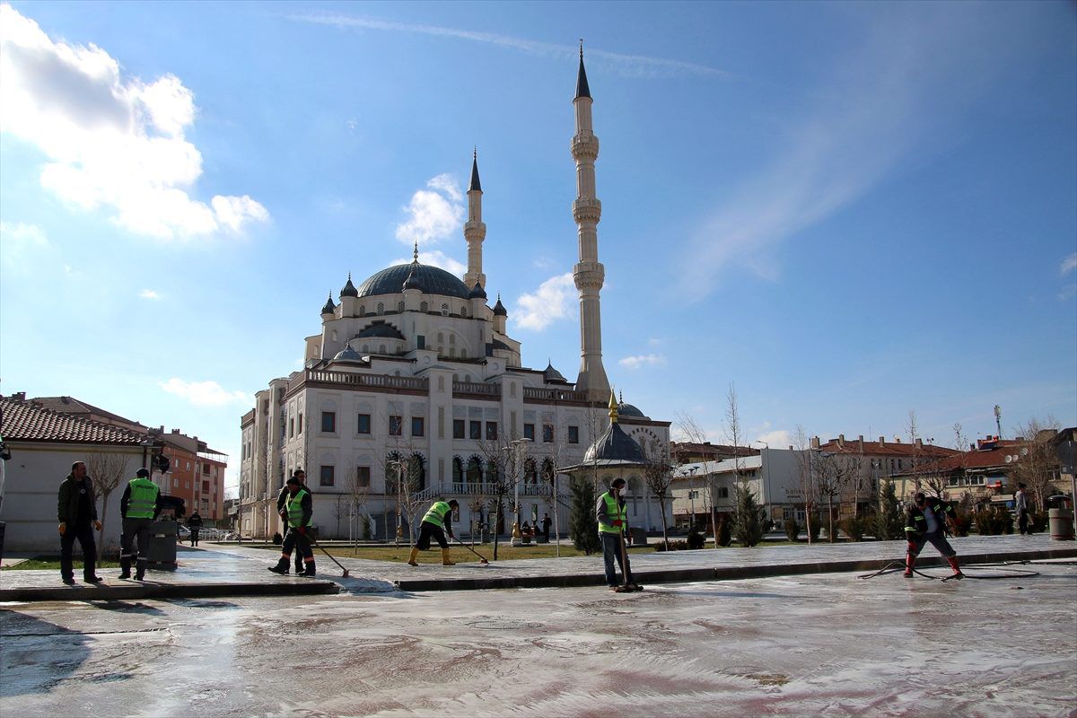 Şarkışla\'da tüm cadde ve sokaklar koronavirüse karşı ilaçlandı