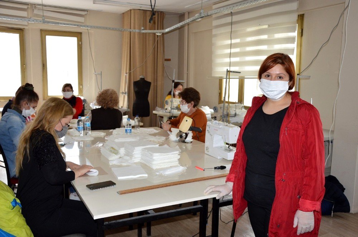Şehzadeler Halk Eğitim Merkezi de maske üretimine başladı