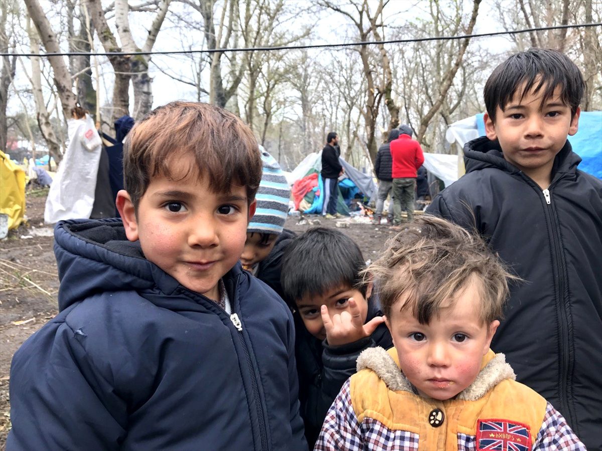 Sığınmacı çocuklar sınırda umutla bekliyor