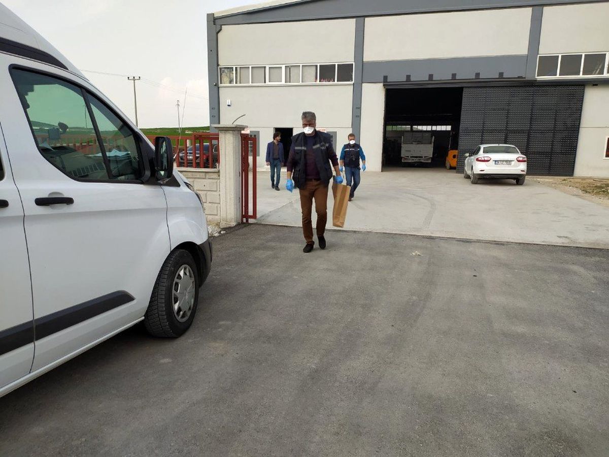 Silahla fabrika basıp kaçtılar, sonra geri gelip polise teslim oldular