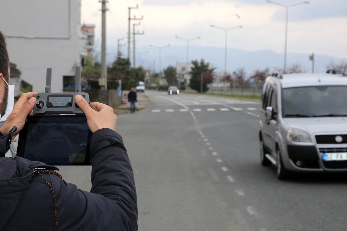 Sokağa çıkma yasağı olan vatandaşlar \'drone\' ile denetlendi