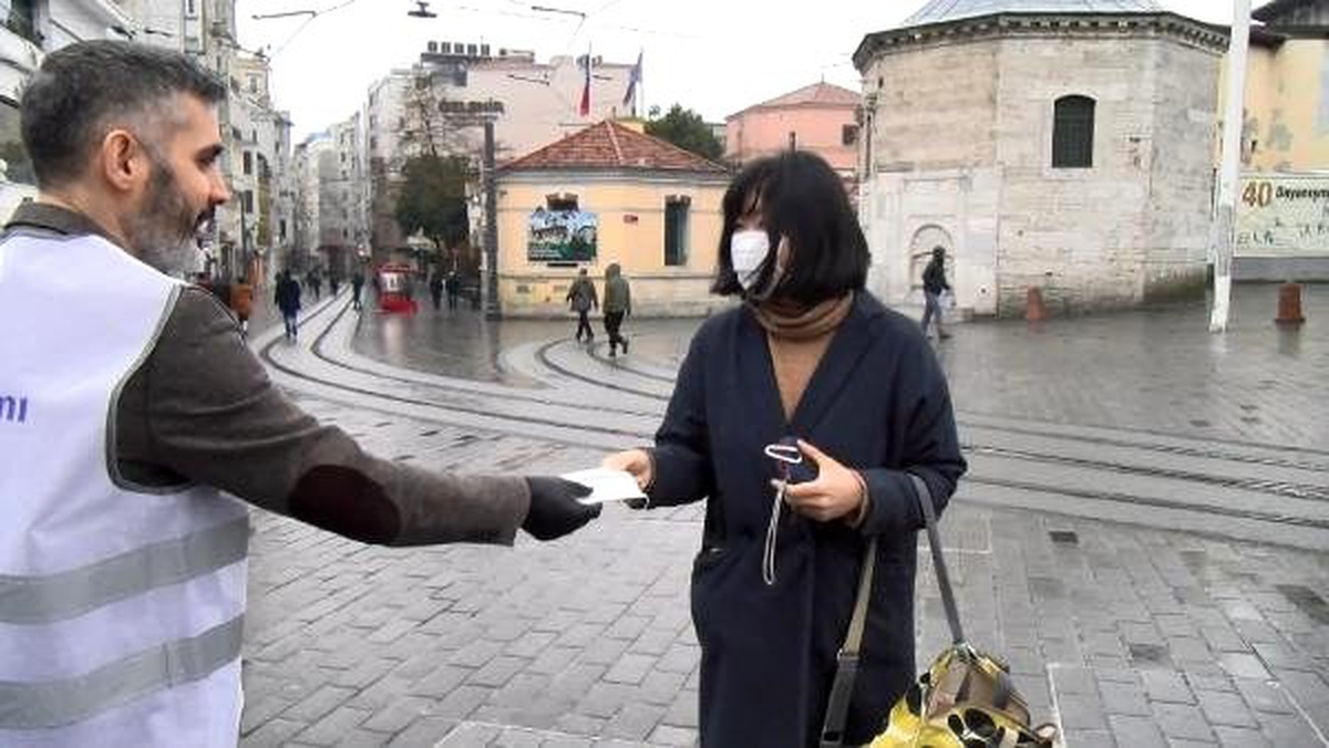 Sosyal medyada gündem olan iş adamı Taksim\'de 5 bin maske dağıttı