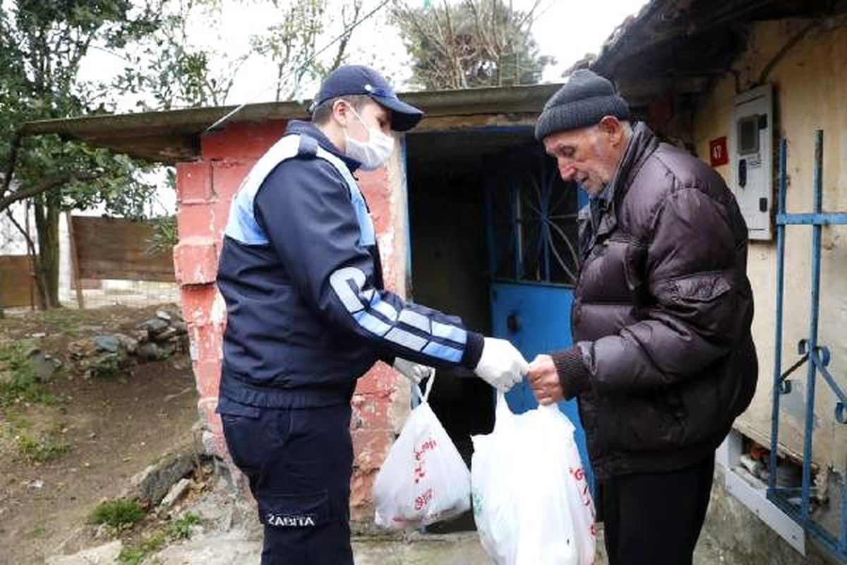 Sultangazi Belediyesi, 65 yaş ve üstü komşularına sıcak yemek dağıtıyor