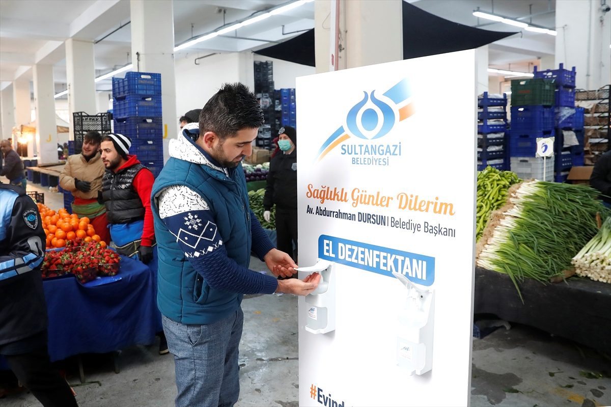 Sultangazi Belediyesi, semt pazarlarının girişine ateş ölçer cihazı koydu