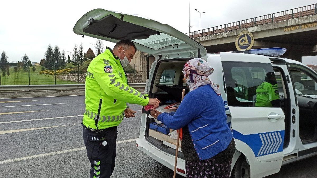 Tanker yangınına bakan trafik ekipleri adres soran yaşlı kadını gideceği yere bıraktı