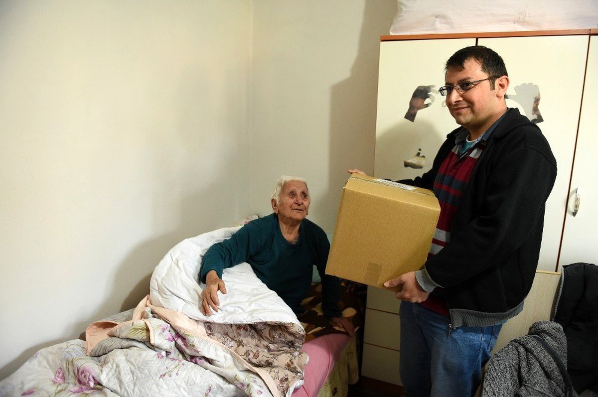 Tarsus Belediyesinden 65 yaş üstü vatandaşlara 30 bin gıda kolisi