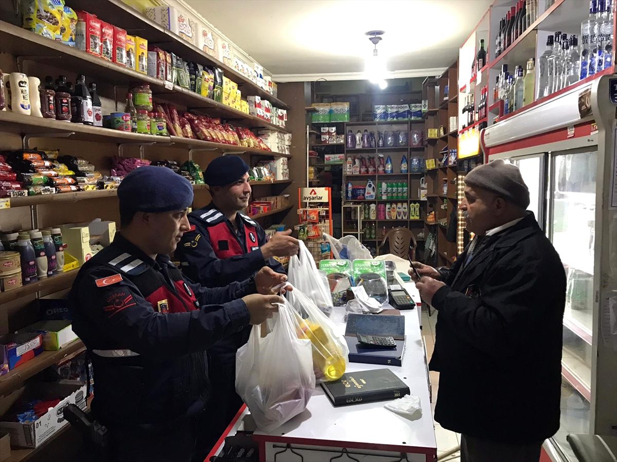 Tarsus\'ta "Vefa Koordinasyon Grubu" ekipleri vatandaşların taleplerini karşılıyor