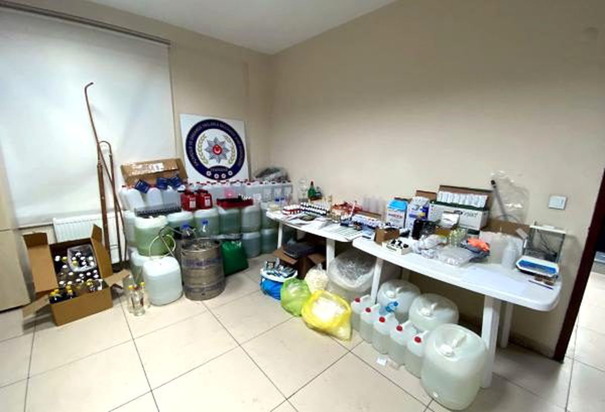 Tekirdağ\'da sahte etil alkol üretilen depoya baskın
