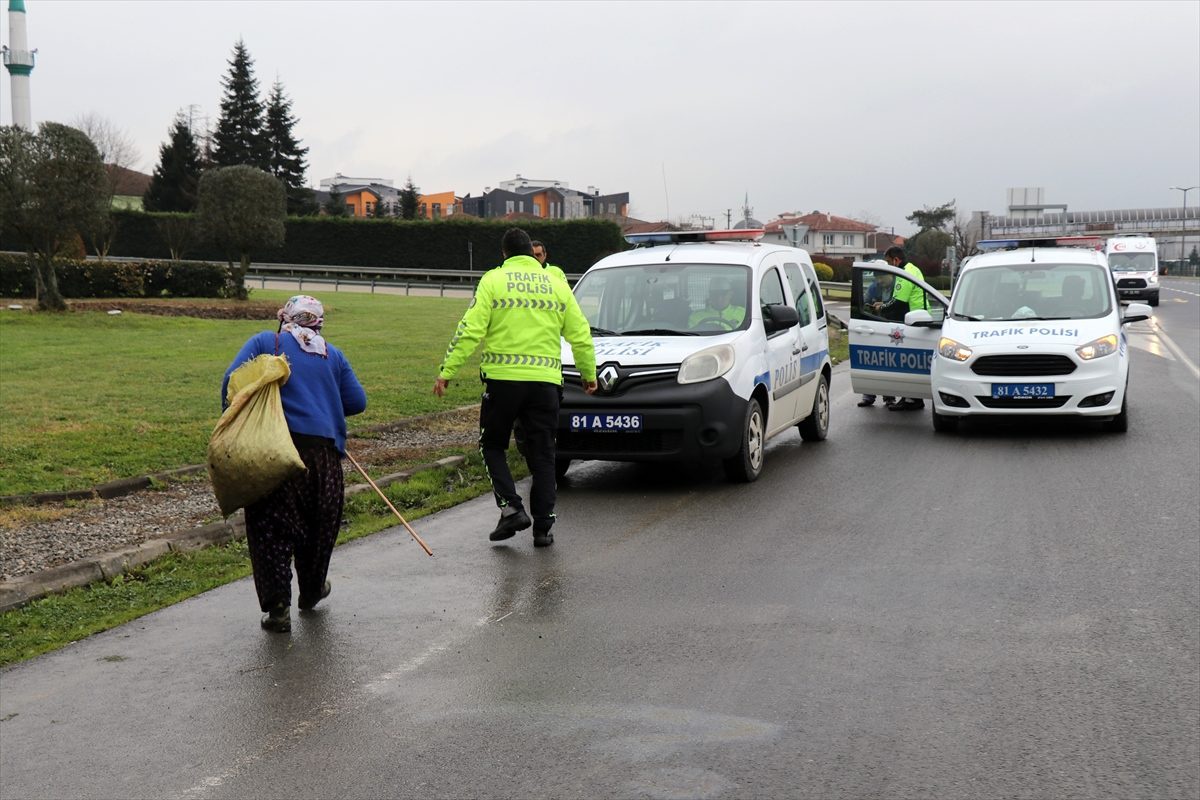 Trafik polisleri yardım isteyen kadını ekip otosuyla gideceğe yere götürdü