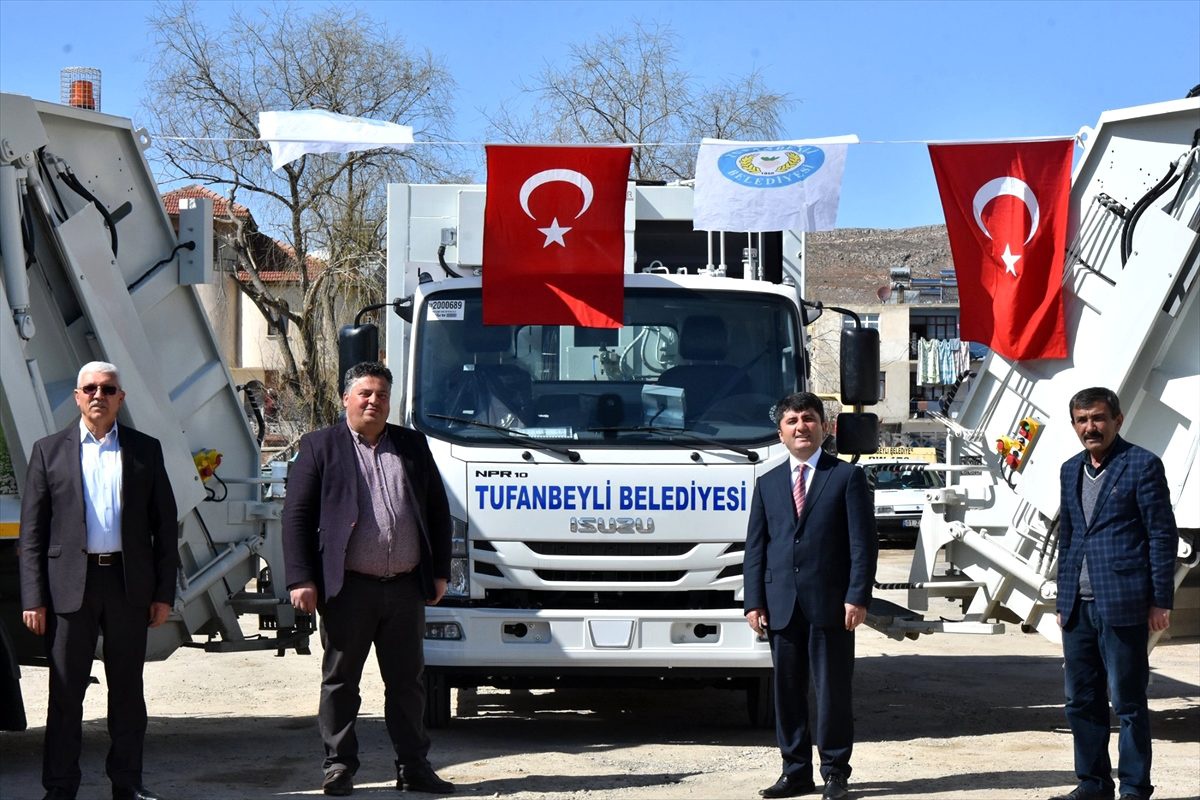 Tufanbeyli Belediyesine 3 çöp kamyonu hibe edildi