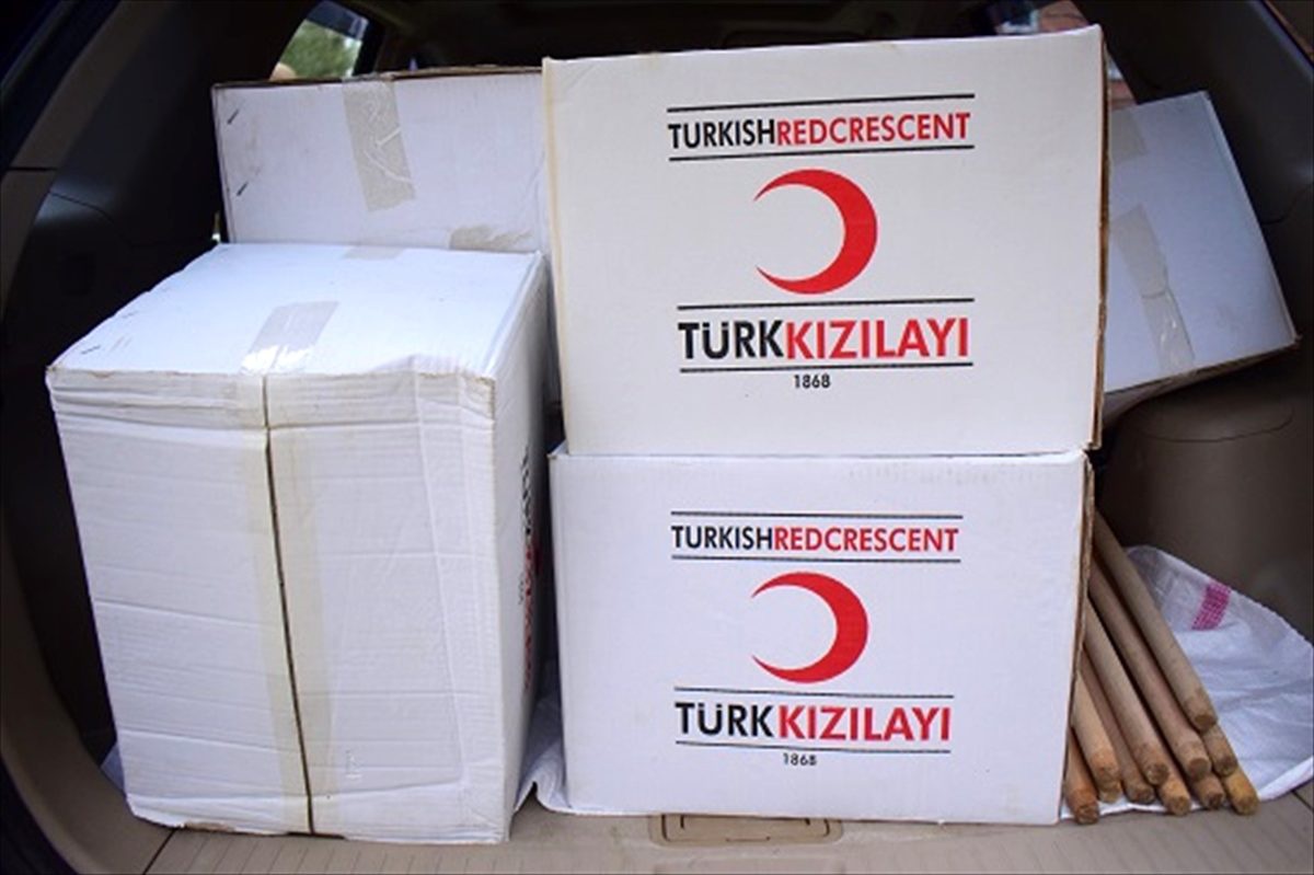 Türk Kızılay ihtiyaç sahiplerine yardım ediyor