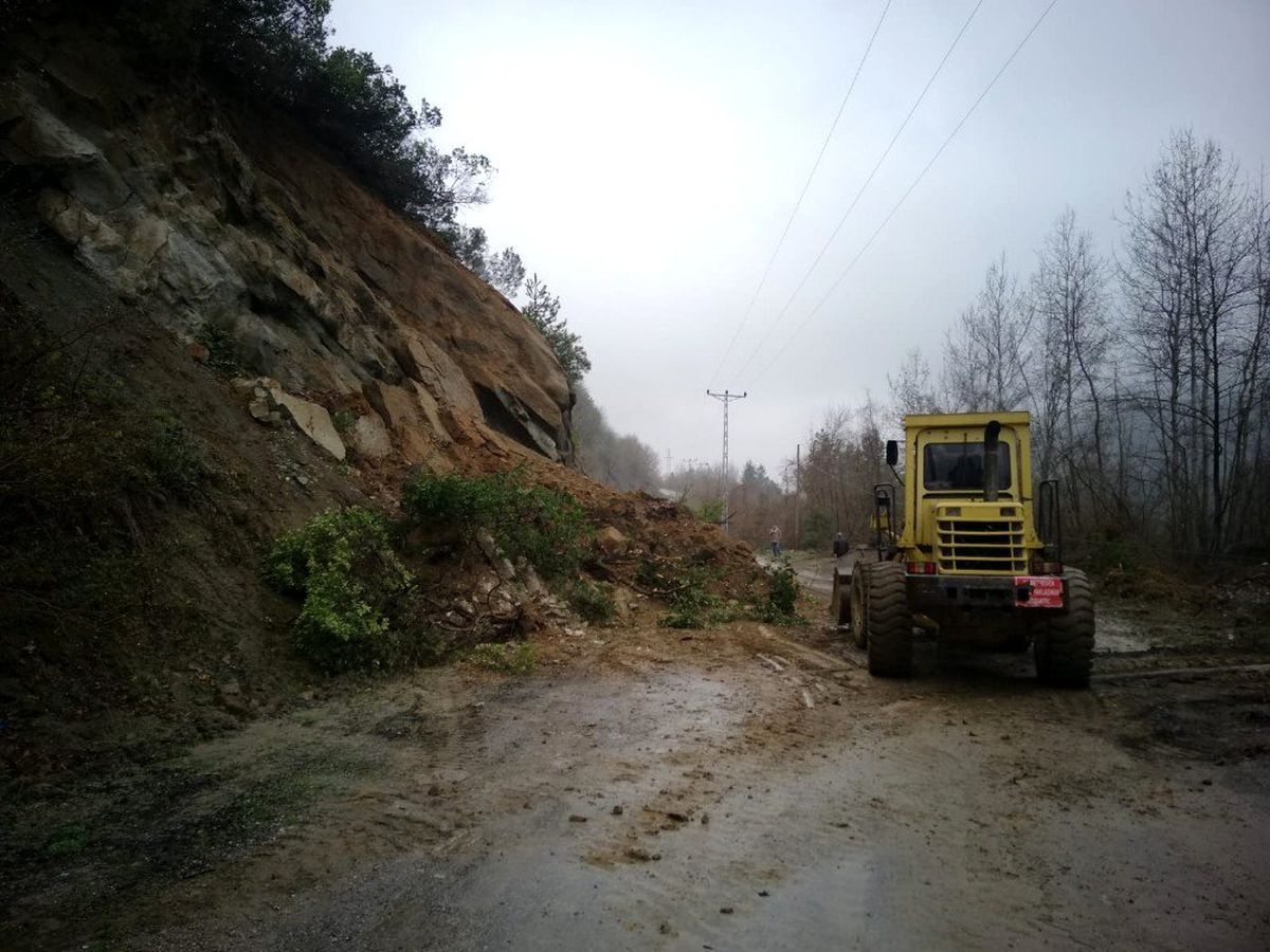 Türkeli\'nin iki köy grup yolunda heyelan