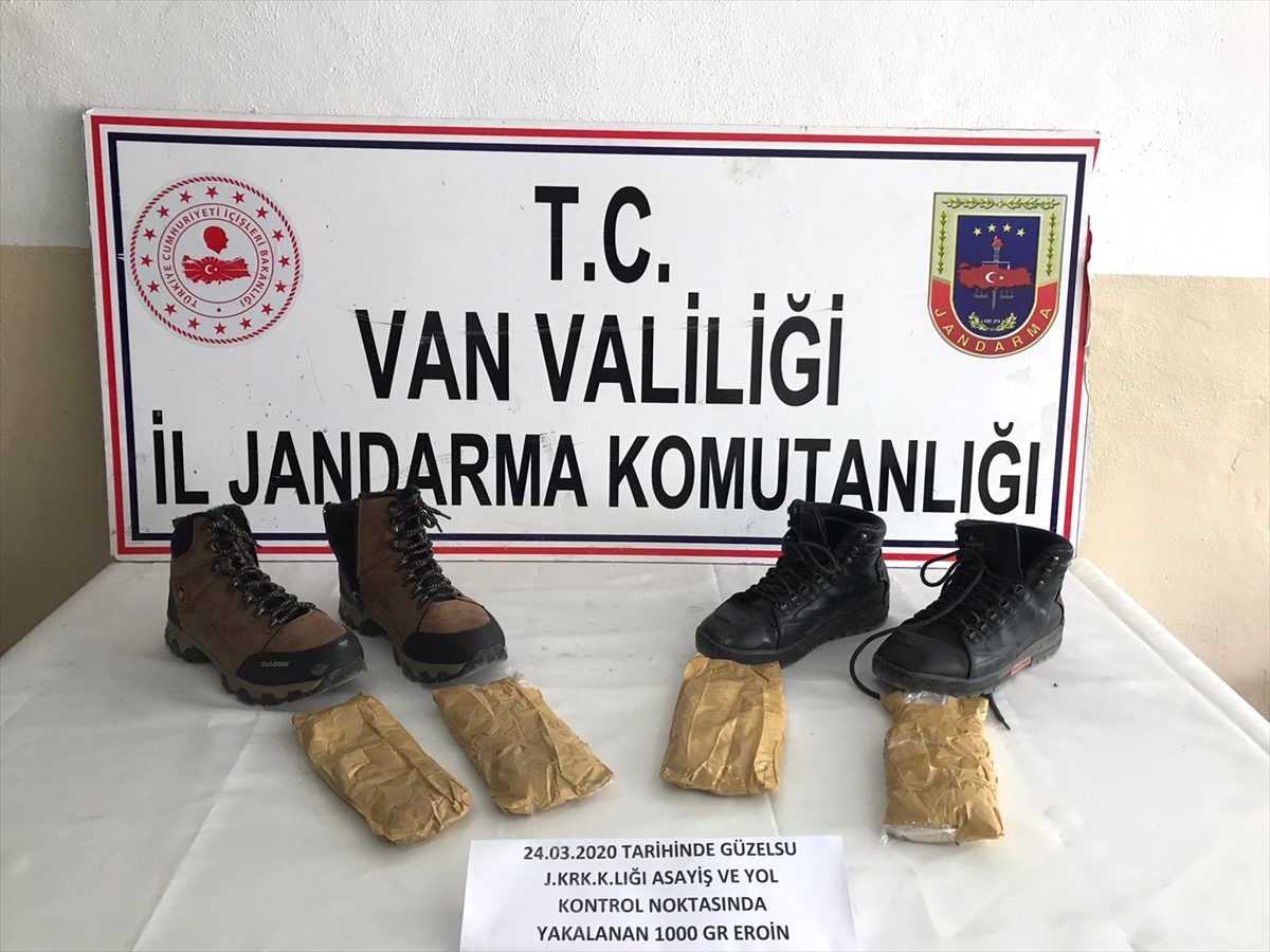 Uyuşturucuyu ayakkabılara gizlemişler
