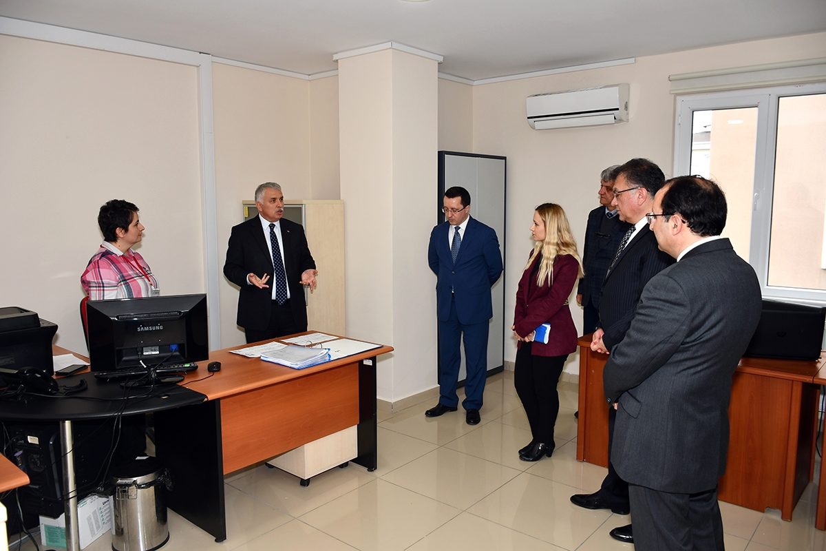 Vali Yıldırım "Vefa Sosyal Destek İletişim Merkezi"ni ziyaret etti