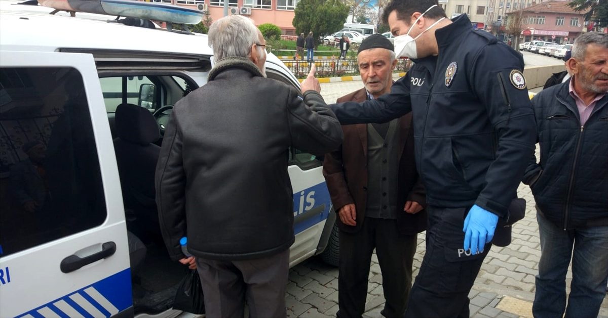 Vezirköprü\'de sokağa çıkan 65 yaş üstü vatandaşlar uyarılarak evlerine gönderildi