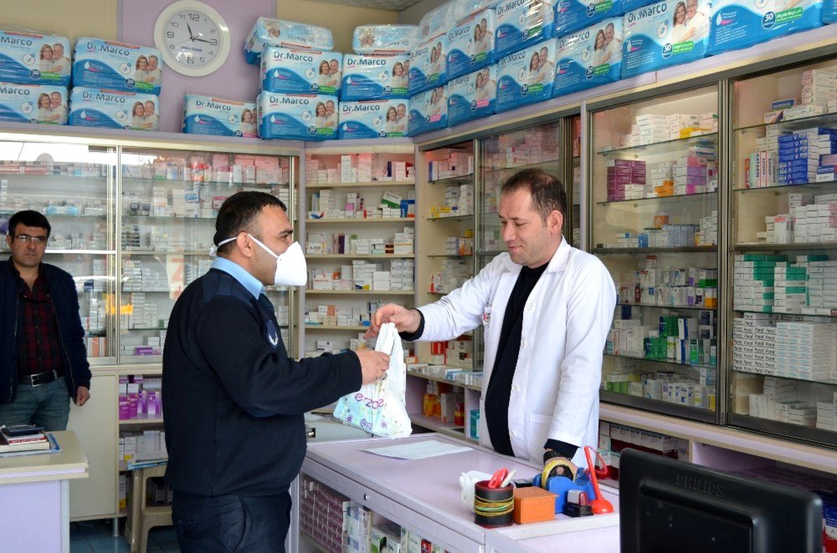 Yaşlı vatandaşların ihtiyaçlarını zabıta ekipleri karşıladı