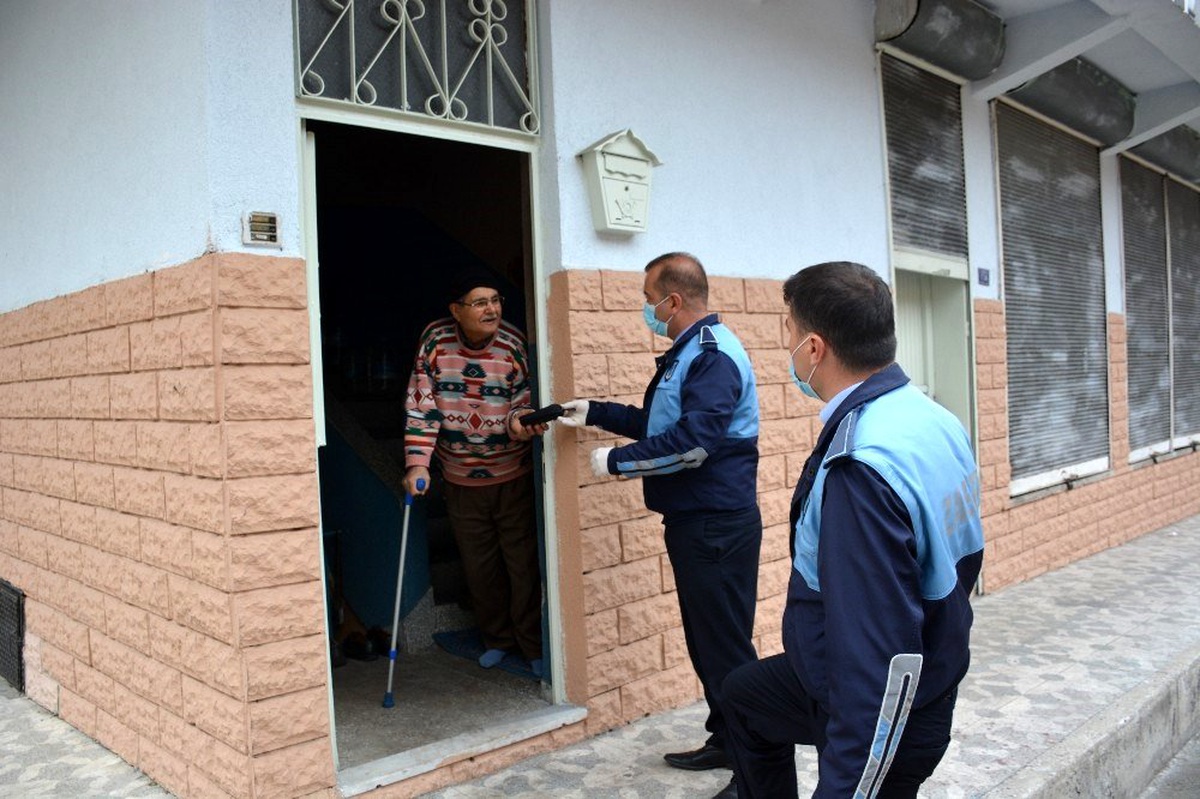 Yenice Belediyesi ekipleri yaşlıların ihtiyacını karşılıyor
