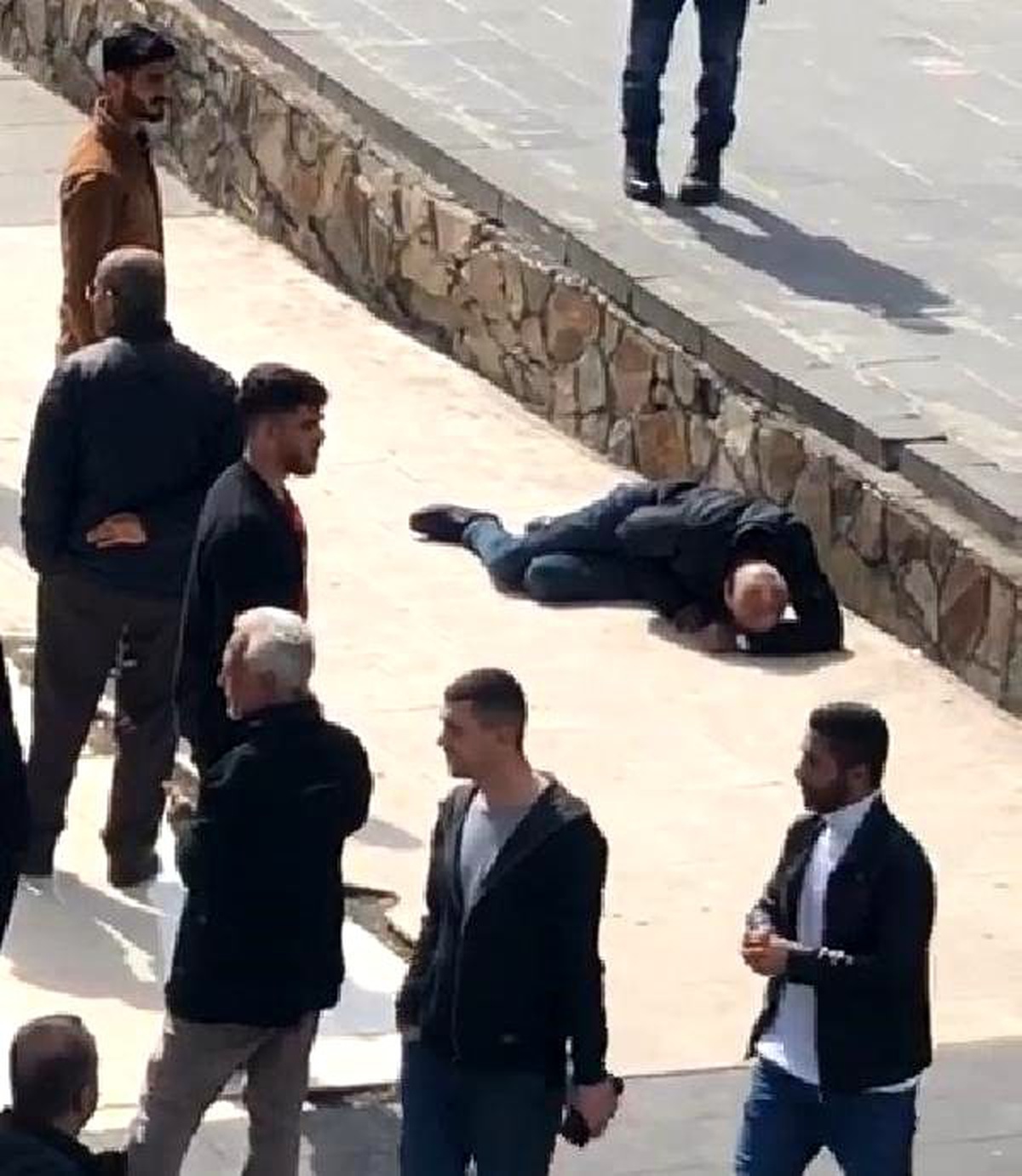 Yere yığılan epilepsi hastasına, koronavirüs şüphesiyle yardım etmediler