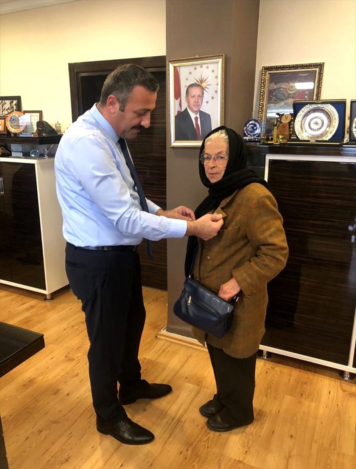 Zonguldak\'ta halk otobüsüne alınmayan yaşlı kadını aşağıladığı iddiasıyla gözaltına alınan 2 kişi...