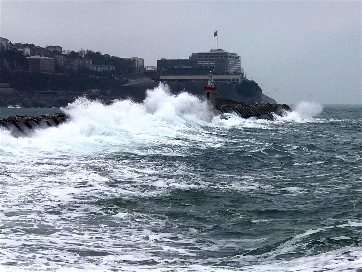 Zonguldak\'ta rüzgar nedeniyle dalgalar mendireği aştı