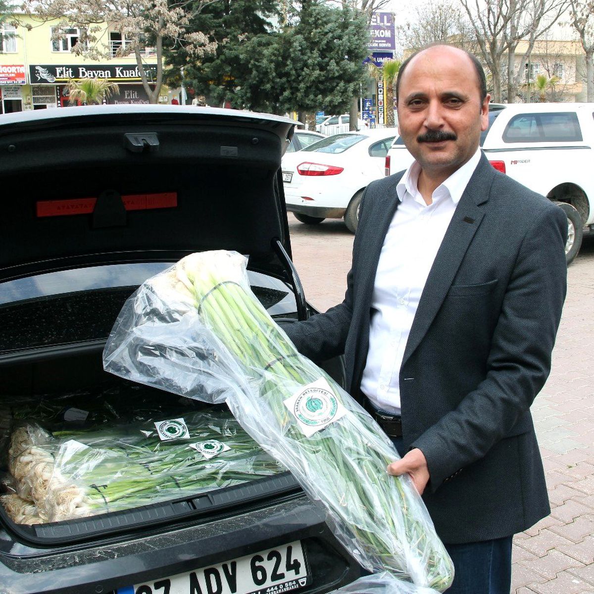 8 belediye başkanına 8 koli sarımsak