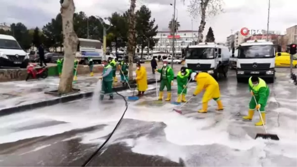 Adıyaman\'da cadde ve sokaklar köpüklendi