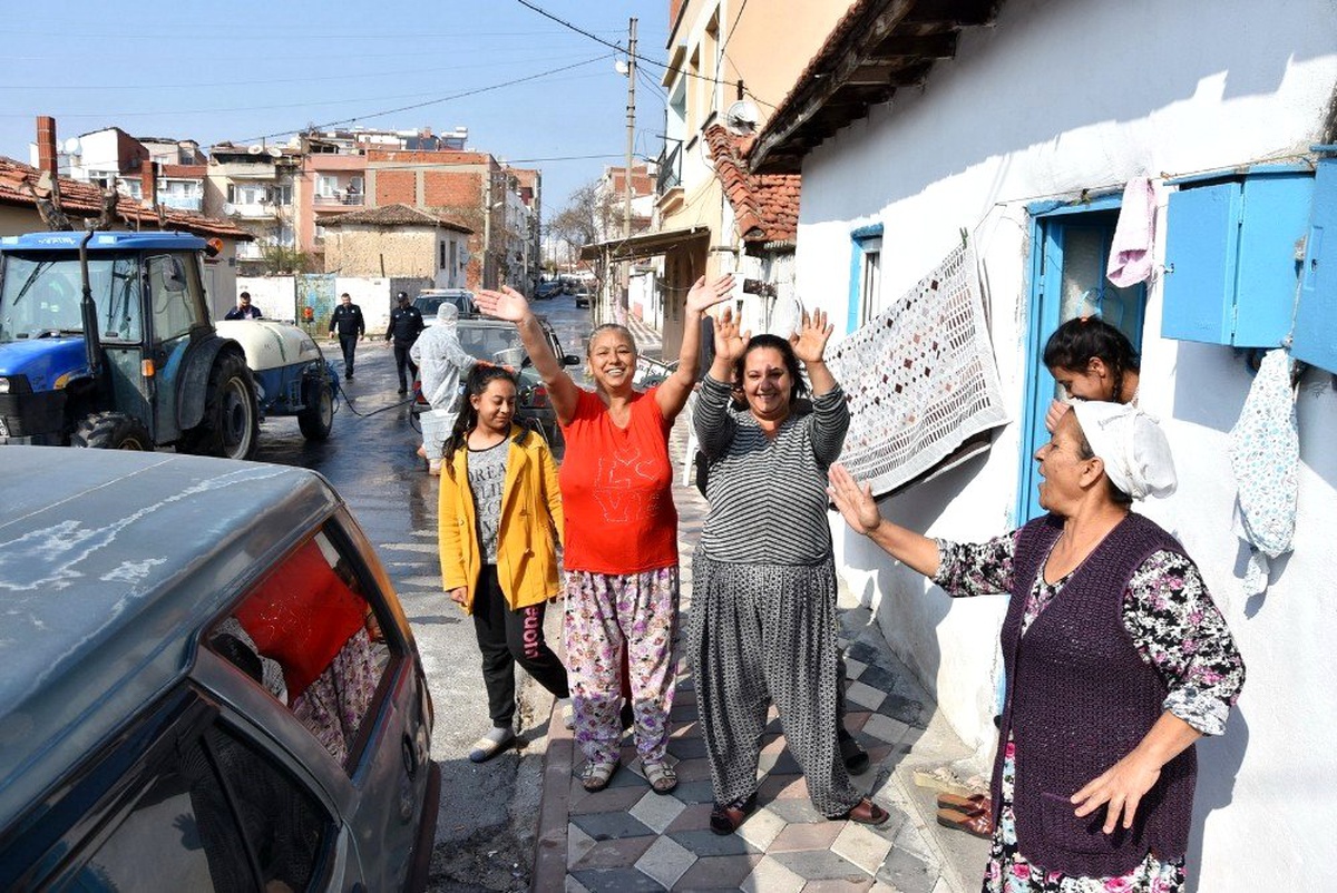 Akhisar\'da dezenfekte ve yıkama çalışmaları aralıksız devam ediyor