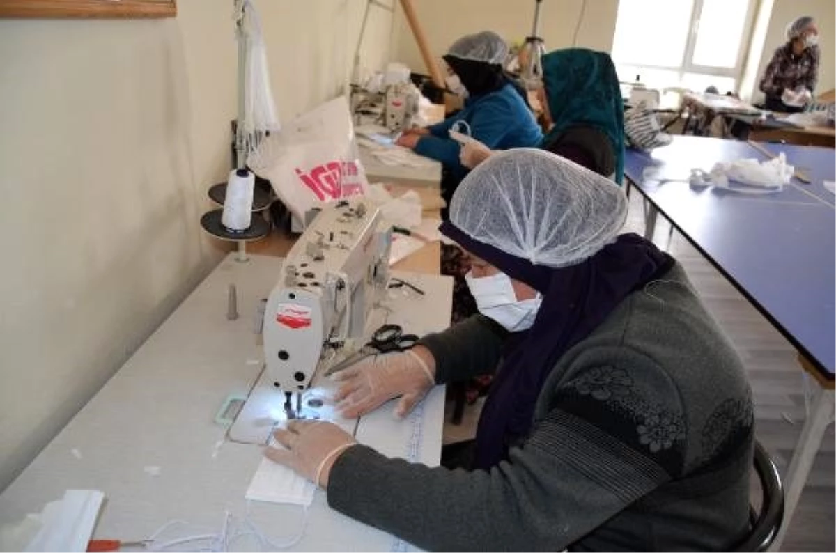 Aksaray\'da sağlık çalışanları için maske üretimi başladı