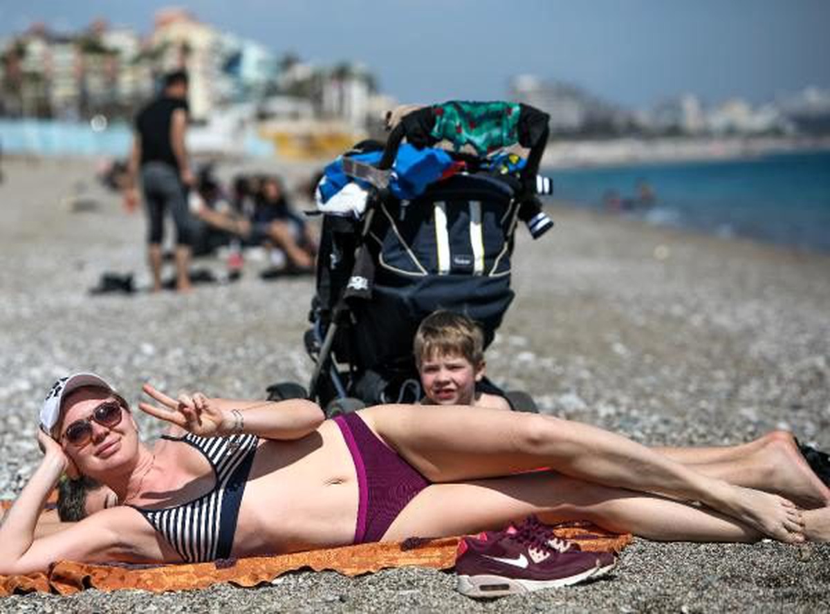 Antalya\'da vatandaşlar uyarıları dinlemeyip, sahile koştu