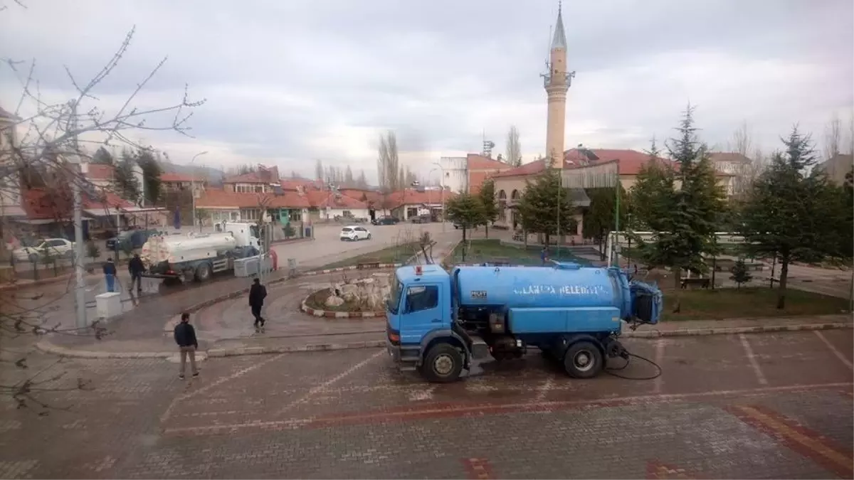 Aslanapa\'da tüm sokaklar dezenfekte ediliyor, yaşlılar tek tek ziyaret ediliyor