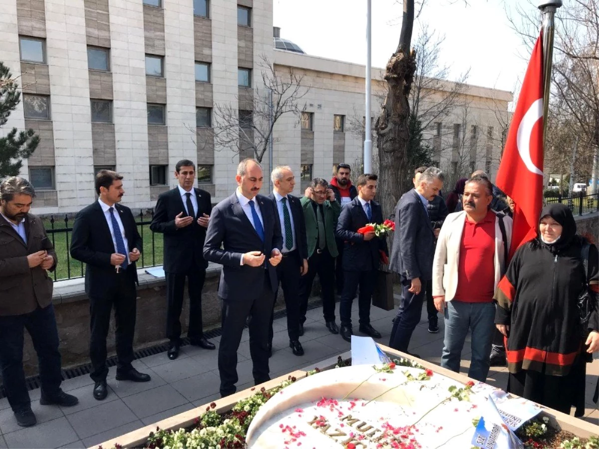 Bakan Gül, Muhsin Yazıcıoğlu\'nu kabri başında andı