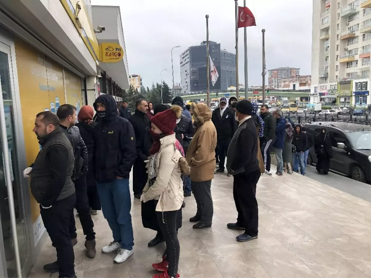 Banka ve PTT şubelerinin önünde kuyruk oluştu