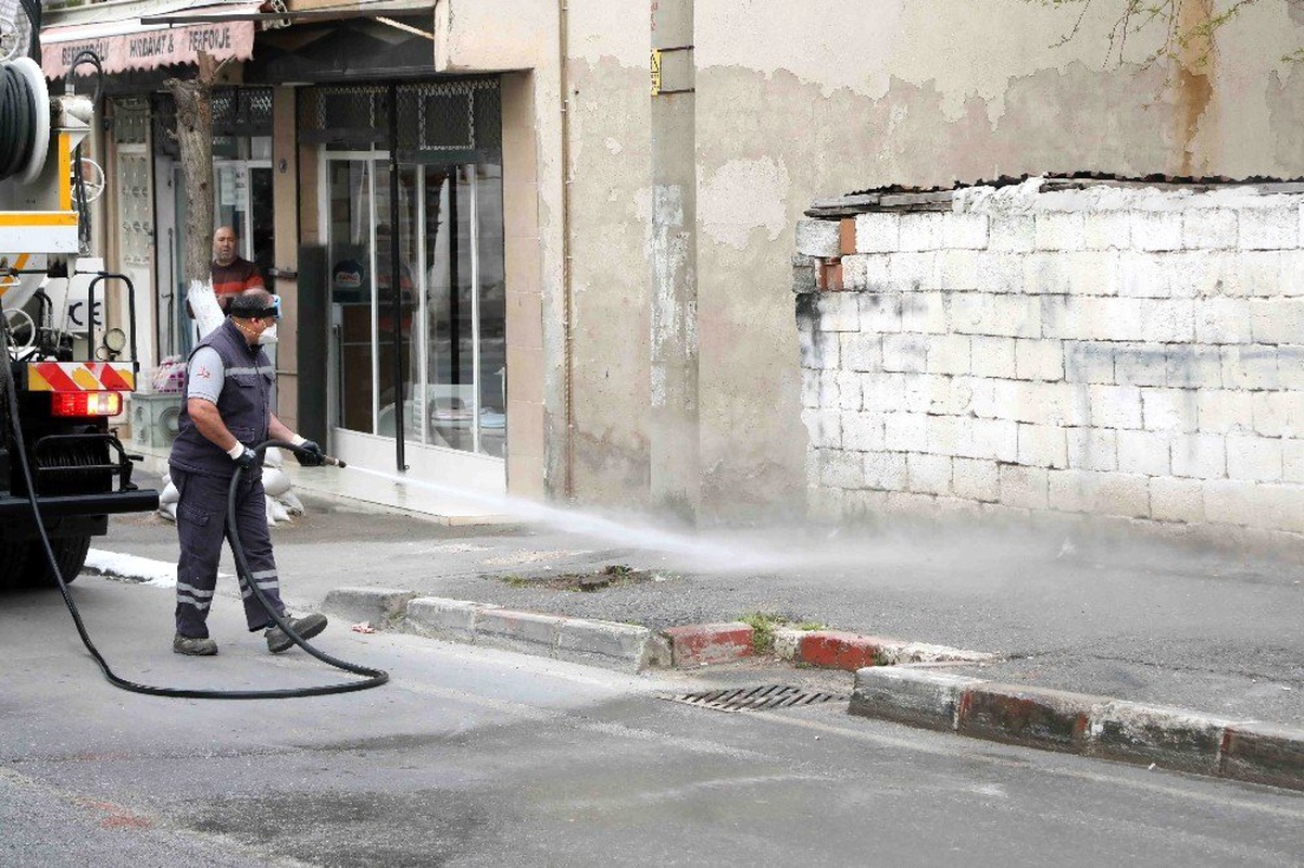 Bayraklı\'da sokaklar yıkanıp dezenfekte edildi