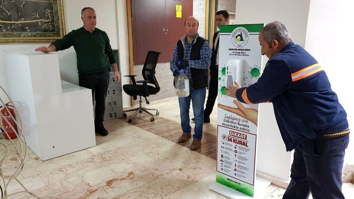 Belediye binalarına dezenfektan yerleştirildi
