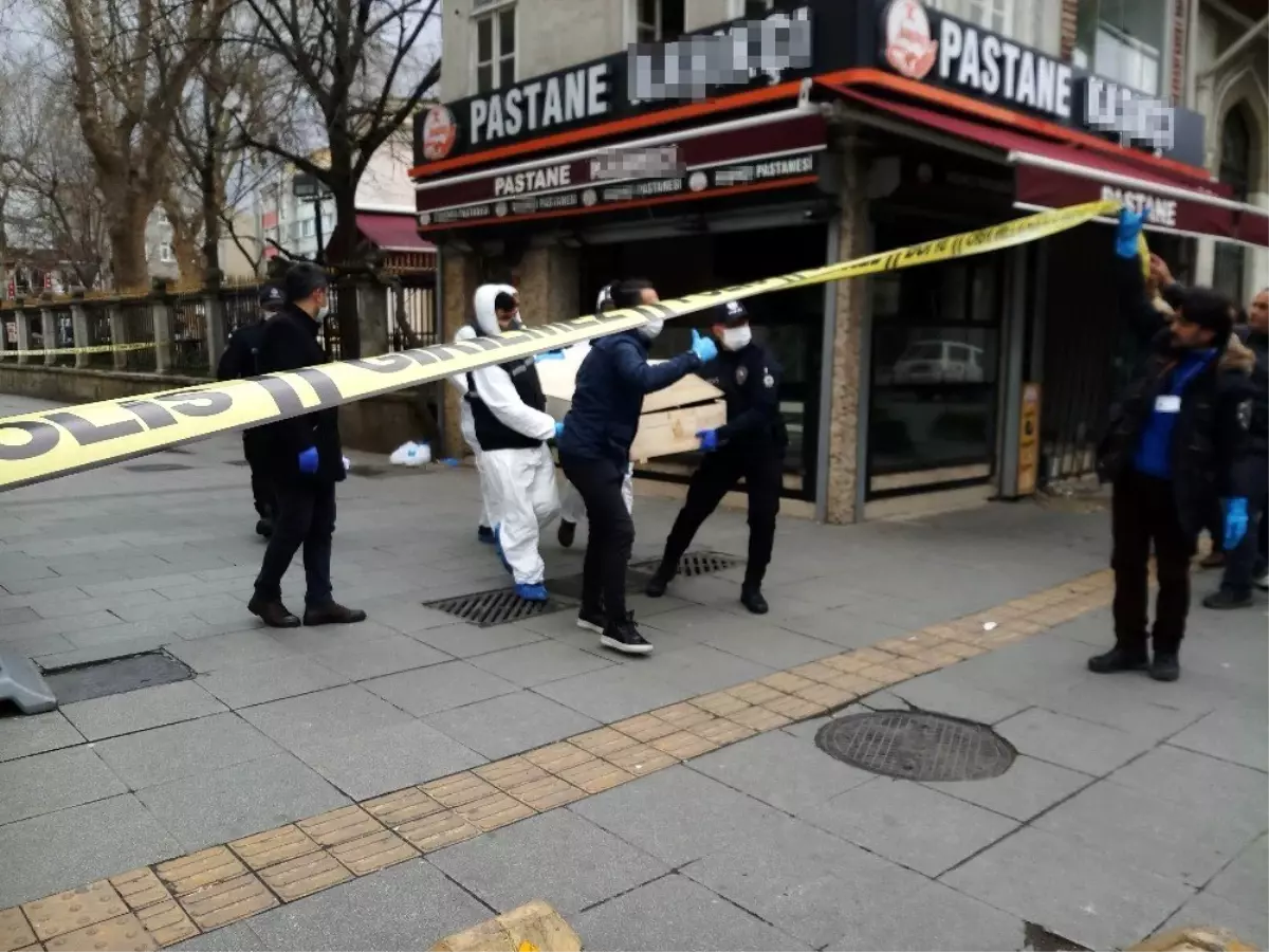 Beyoğlu\'nda bulunan yaşlı adamın cesedi Adli Tıp Kurumuna götürüldü