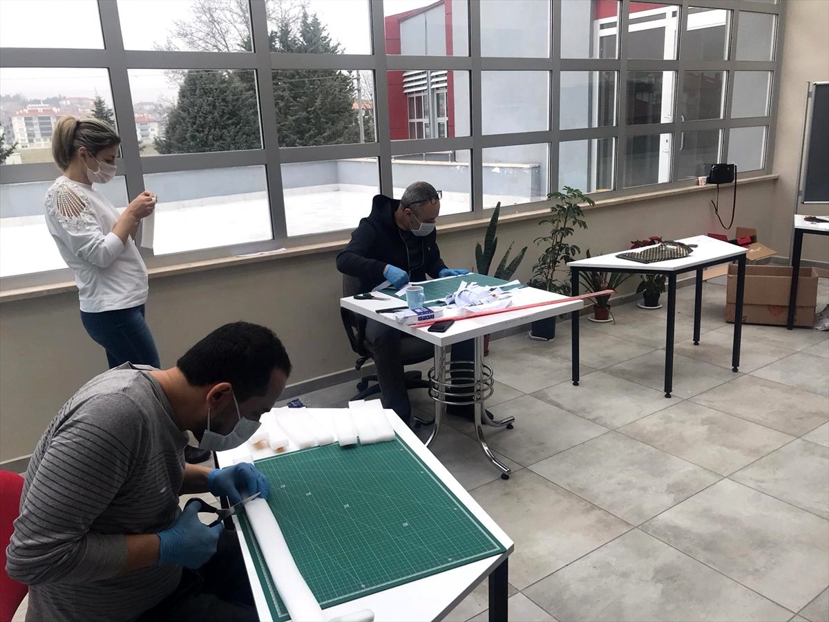 Bolu\'da öğretmenler, sağlık çalışanları için yüz siperlikli maske üretiyor