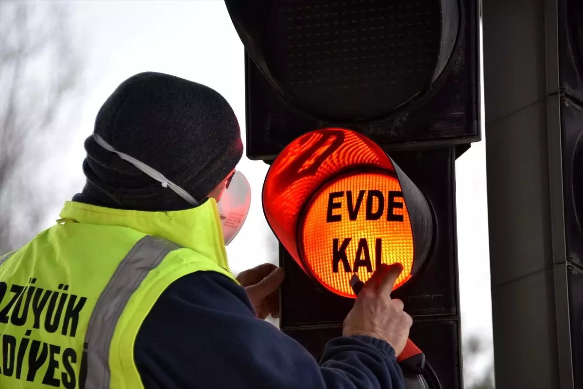 Bozüyük\'te uyarı ışıklarına "Evde kal" yazıldı