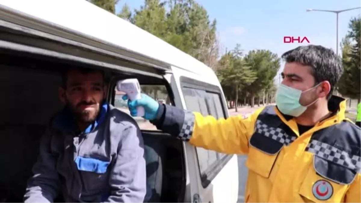 Burdur girişinde durdurulan araçlarda şoför ve yolcuların ateşleri ölçüldü