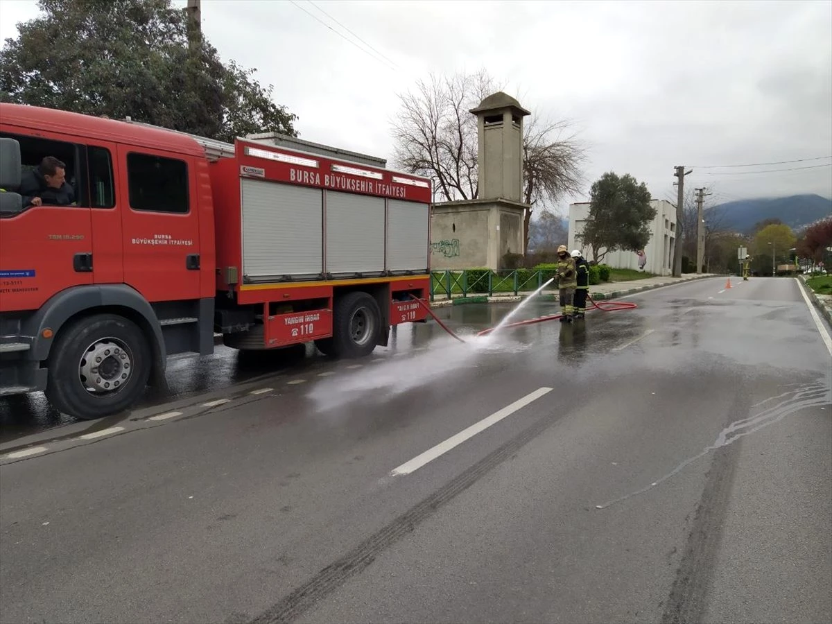 Bursa Büyükşehir Belediyesi ekipleri cadde ve sokakları tazyikli suyla yıkıyor