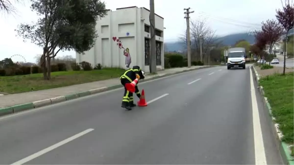 Bursa Büyükşehir Belediyesi ekipleri cadde ve sokakları tazyikli suyla yıkıyor