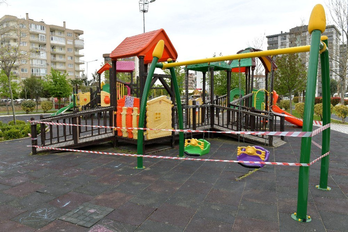 Çiğli\'de çocuk parkları geçici olarak kapatıldı