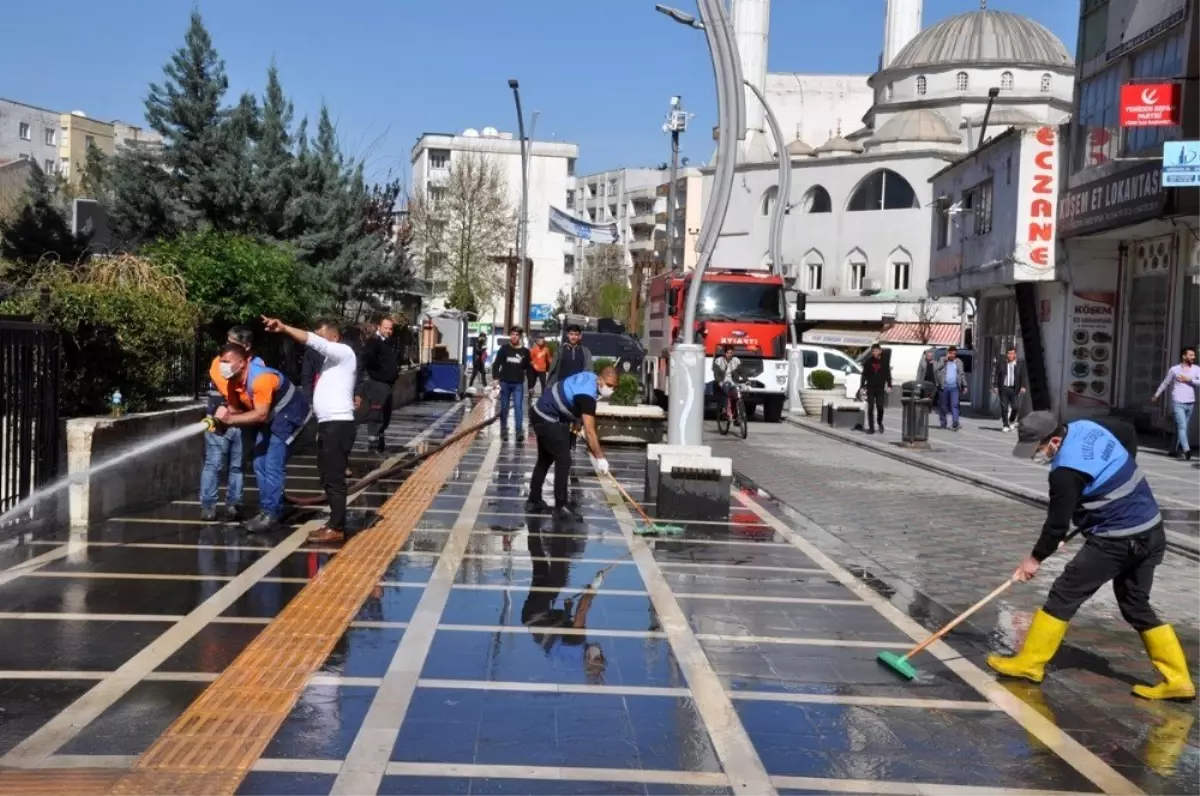 Cizre\'de cadde ve sokaklar yıkanıyor