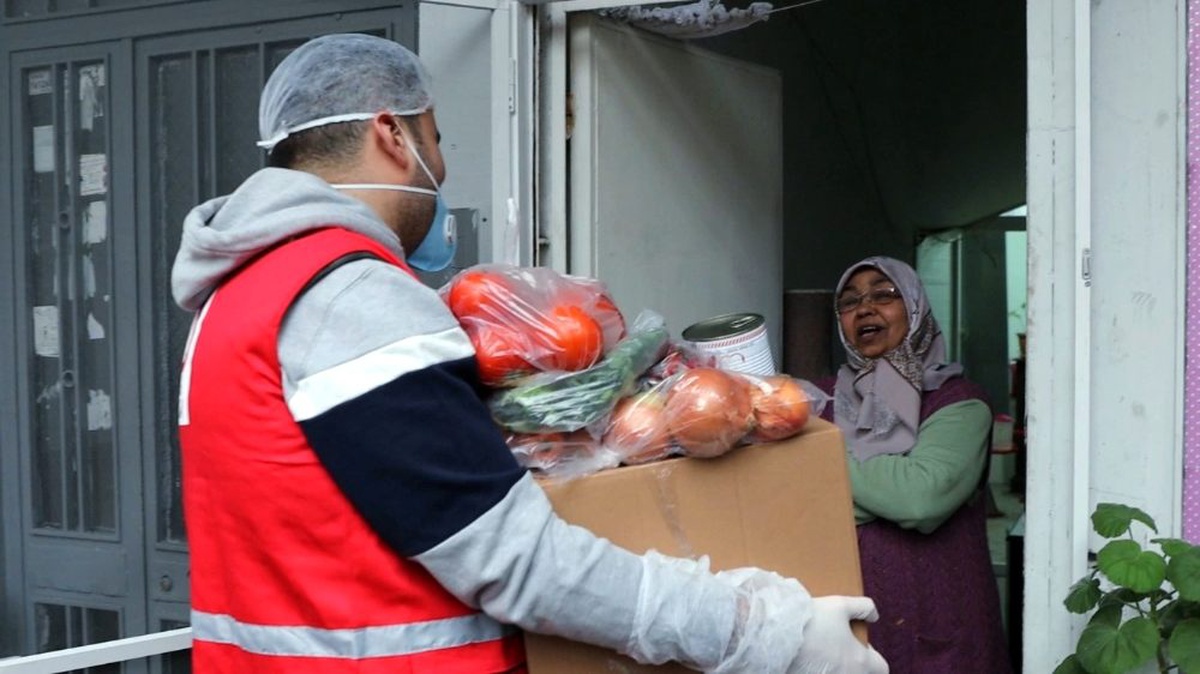 CZN Burak, dışarıya çıkamayan yüzlerce yaşlı vatandaşa yardım kolisi dağıttı