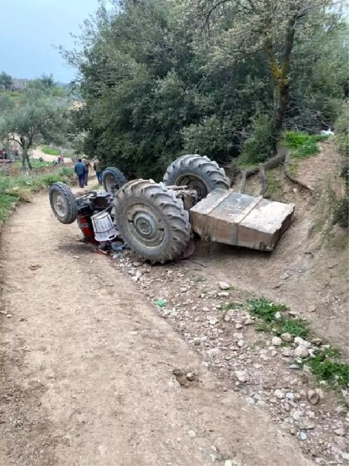 Devrilen traktörün sürücüsü yaralandı