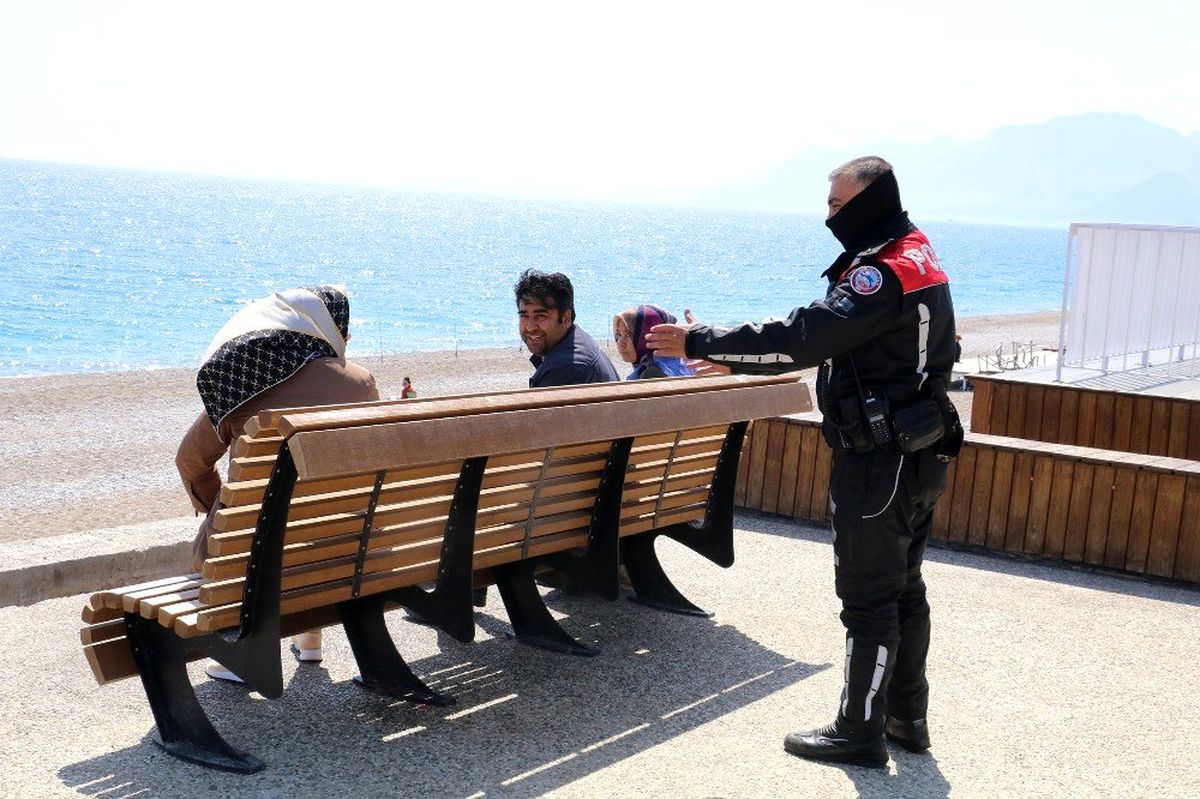 Dünyaca ünlü Konyaaltı sahilindeki yoğunluğa polisten \'Korona\' uyarısı