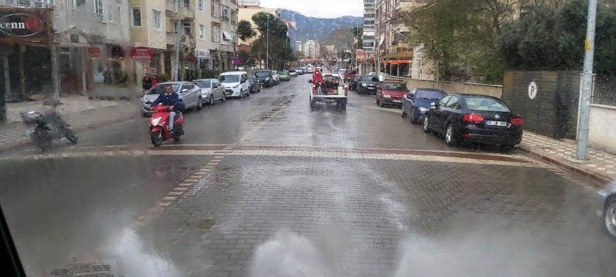 Edremit\'te dezenfekte çalışmaları aralıksız sürüyor